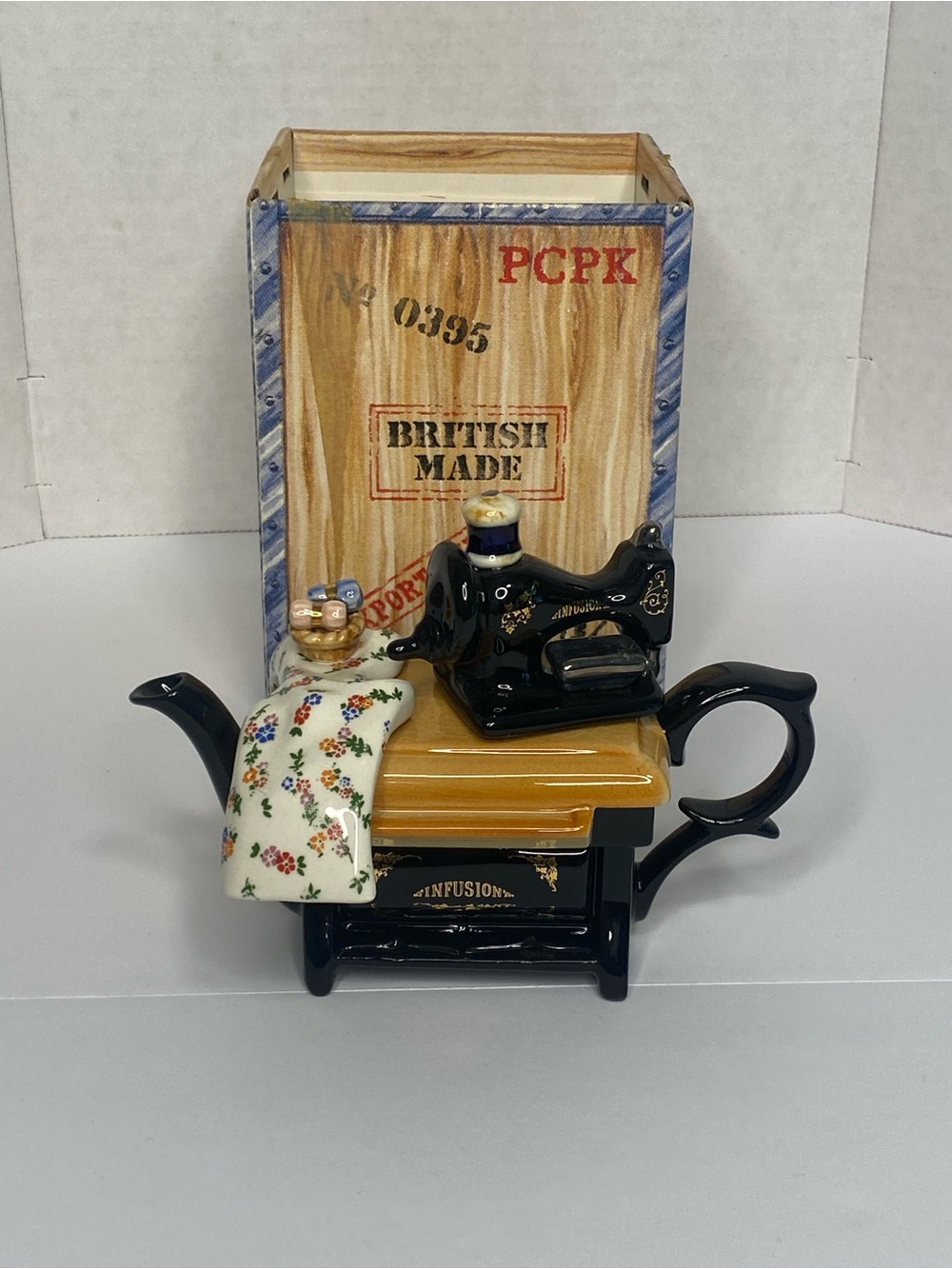 VTG TeaPot Sewing Machine Infusion/ Floral Quilt Cardew Design made in England